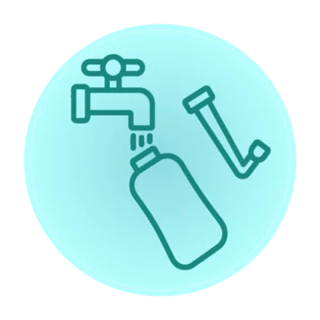 Flasche unter dem Wasserhahn befüllen